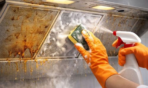 不再為油垢煩惱！廚房高效清潔陳年油污的方法